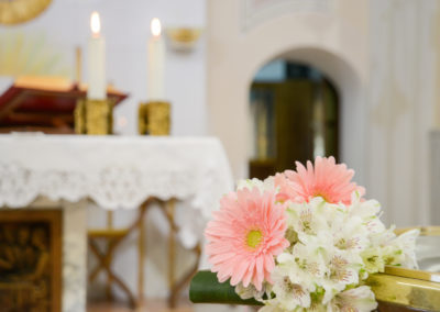 Addobbi floreali in chiesa per il funerale