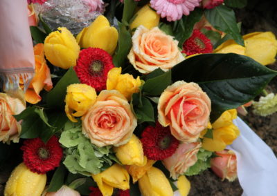 Composizione funebre tulipani gialli e rose